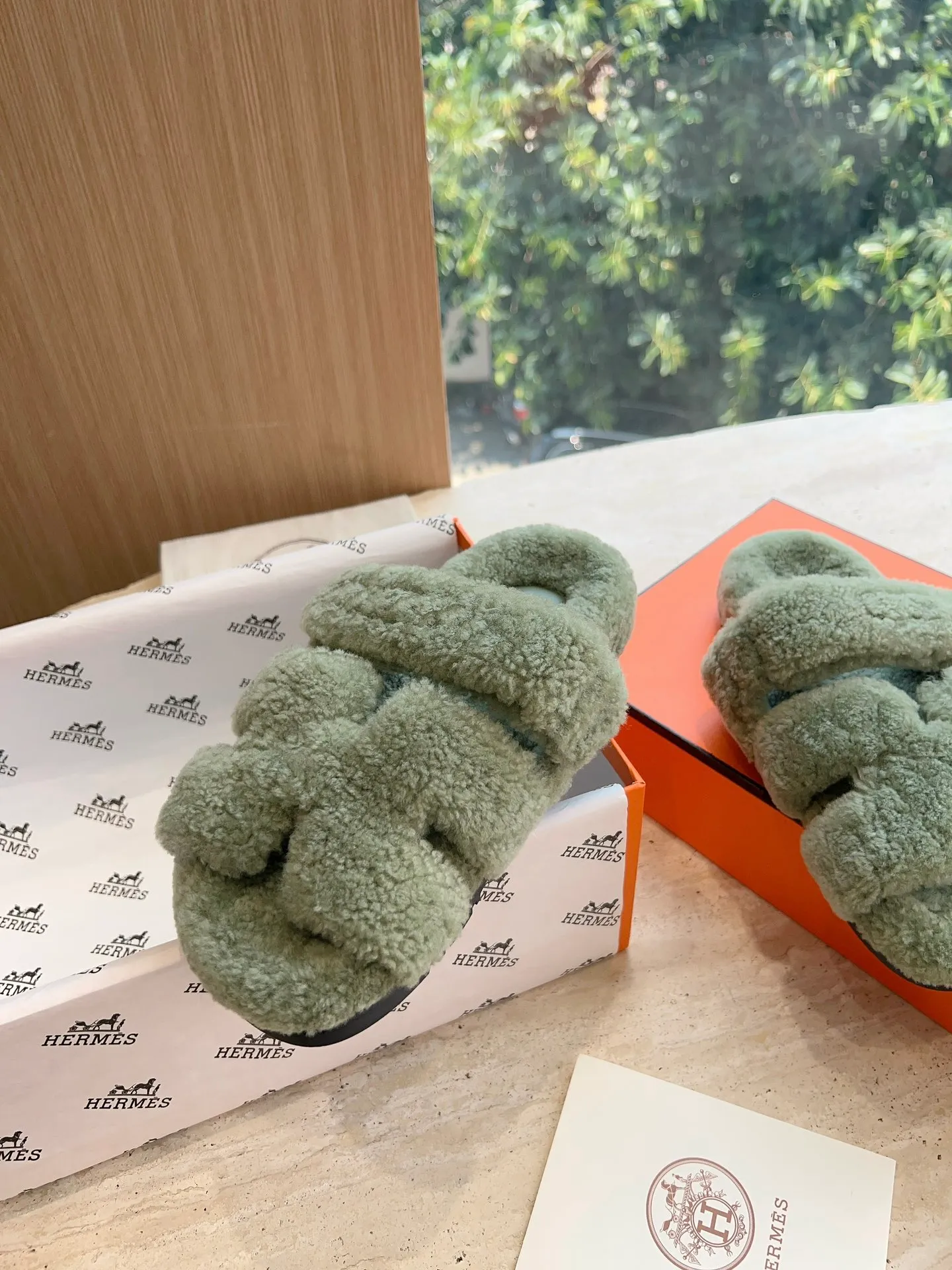👟👟Ex-factory price 500👟👟 (Top version) Hermes Hermès Second Uncle Fur Slippers Can be made without standard: [Note: No standard needs to be customized] In 2024, the official website and Xiaohongshu will synchronize the latest color matching Hermès hot models, upgraded workmanship, high quality! Fashionable small wool H-slip autumn and winter style flat-soled wool mop. Fabric: Imported lamb's roll real wool. Lining: Imported lamb's roll real wool. Outsole: Genuine leather outsole. Size: 35-43, [Note: 41, 42, 43 customized]
